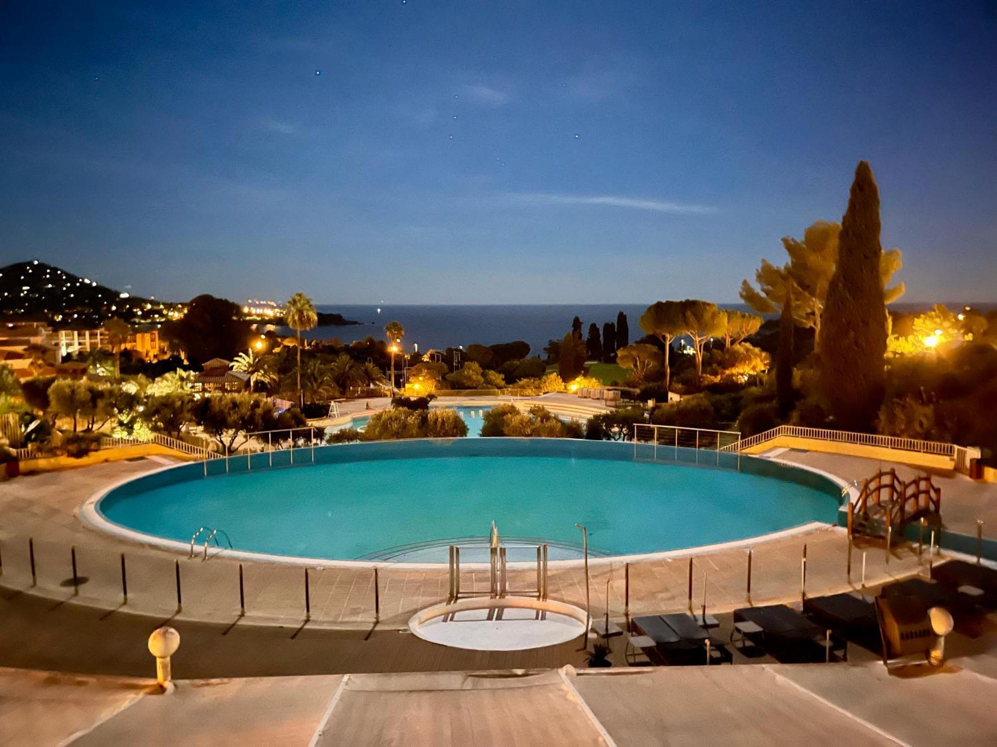 Village Cap Esterel, Piscine, Plage Saint-Raphael  Exterior photo
