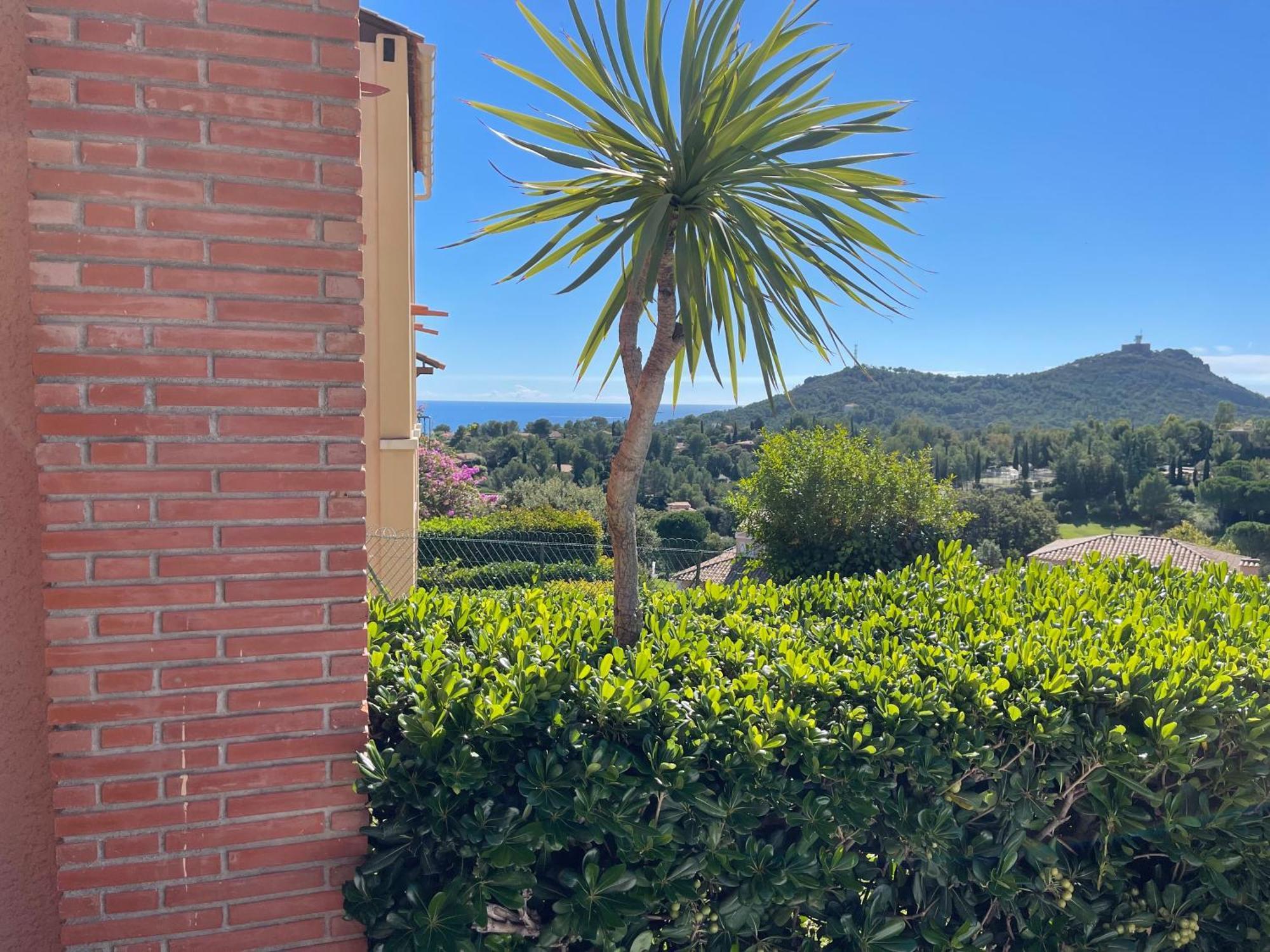 Village Cap Esterel, Piscine, Plage Saint-Raphael  Exterior photo